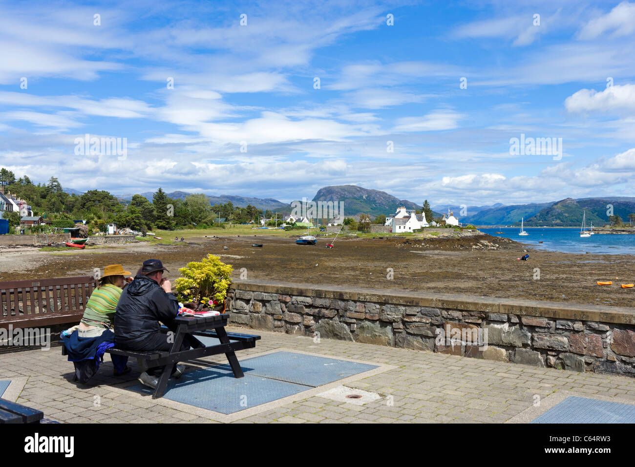 Giovane guardando fuori sopra Loch Carron dal pittoresco villaggio di Plockton, Ross and Cromarty, Highland, Scotland, Regno Unito Foto Stock