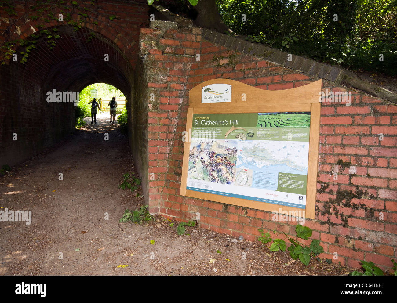 Tunnel sotto la vecchia linea ferroviaria che conduce a Santa Caterina's Hill in Winchester, Hampshire, Inghilterra, Regno Unito Foto Stock
