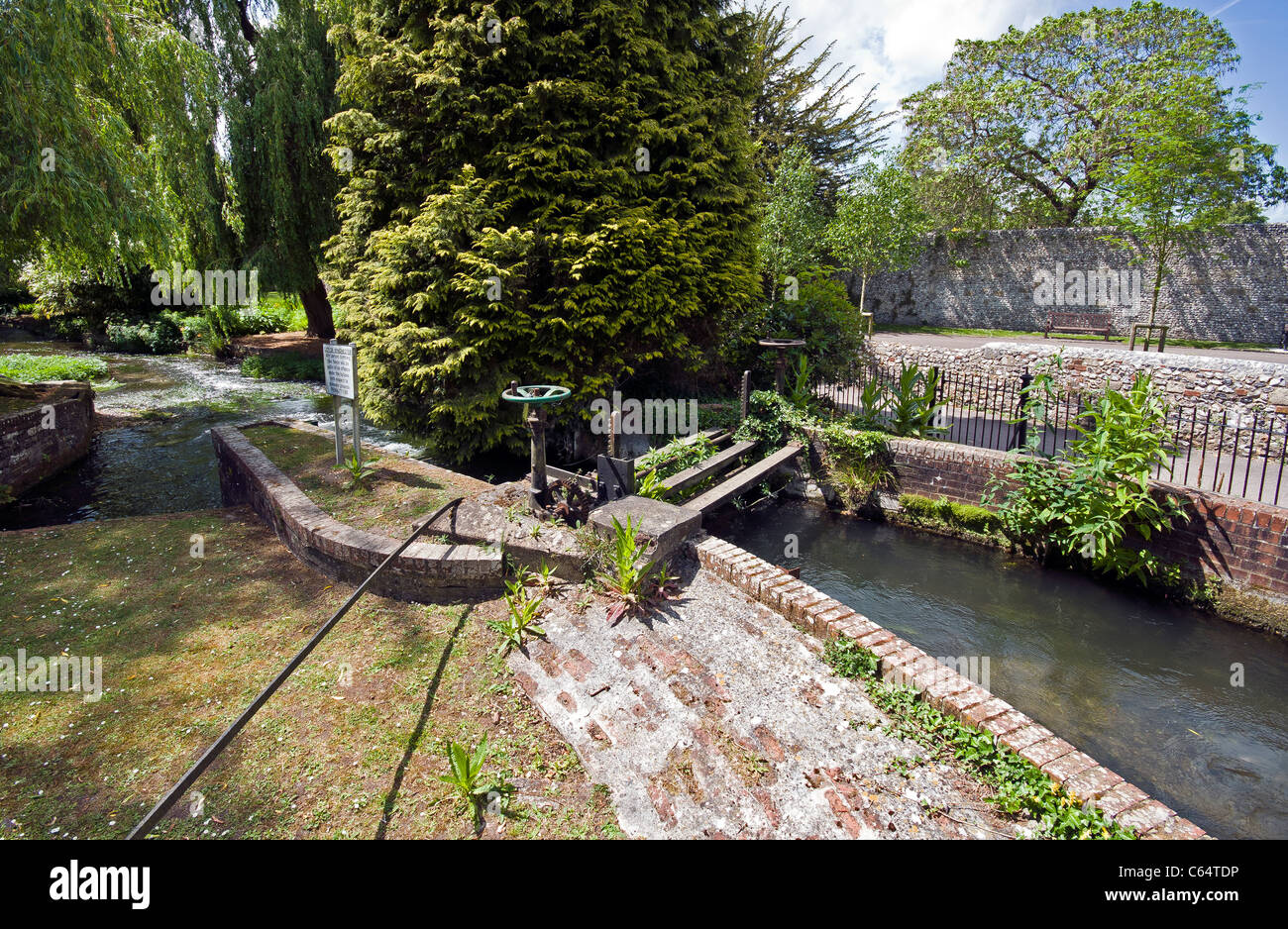 Sistema di stramazzo sul fiume Itchen in Winchester City Centre, Hampshire, Inghilterra, Regno Unito Foto Stock