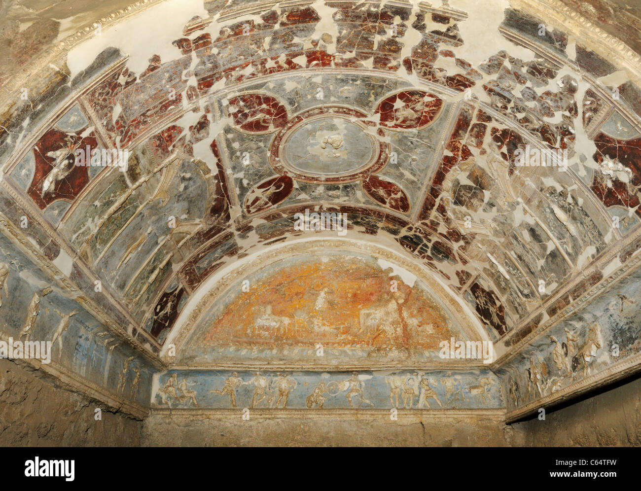 Soffitto a volta con intagli in rilievo e dipinti, Casa del Lararium di Achille, Pompei (vedi descrizione) Foto Stock