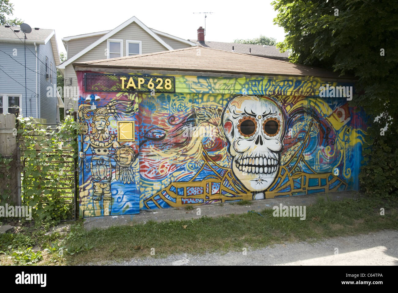 Costrette ad abbandonare le loro case sono una visione comune in molte parti di Detroit, Michigan. Progetto di arte pubblica Foto Stock