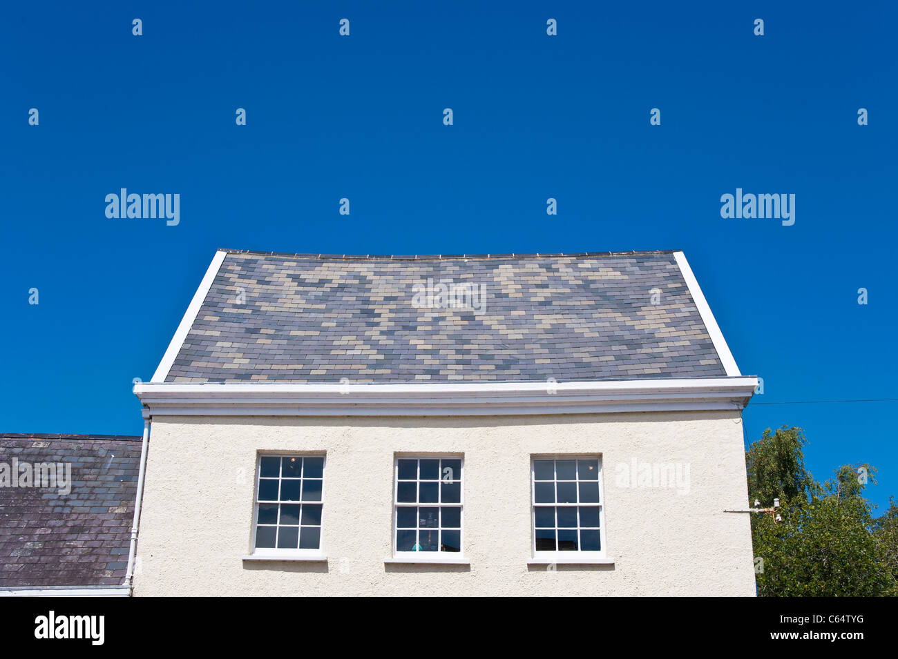 Elegante edificio del periodo a Honiton, con una curvatura distinti del colmo del tetto Foto Stock