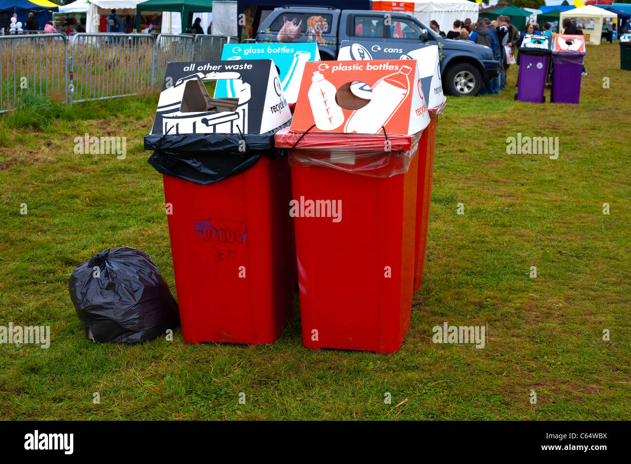 Red cassonetti per il riciclaggio di bottiglie e rifiuti di erba in corrispondenza di un evento a Bristol Regno Unito Foto Stock