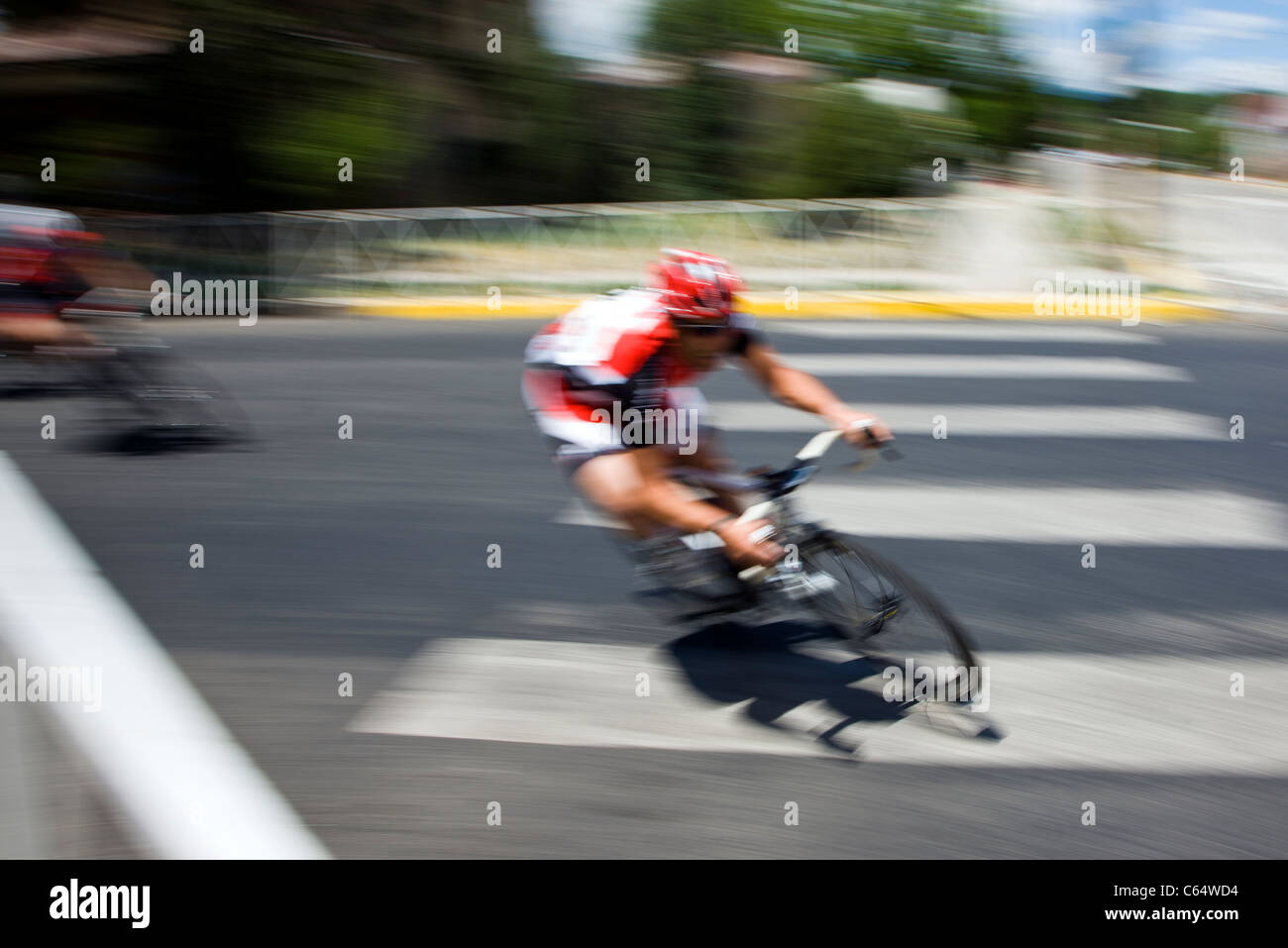 Ciclisti professionisti in gara il criterium caso attraverso la piccola cittadina di salida, Colorado, nel 7° Salida Classic Bike Race Foto Stock