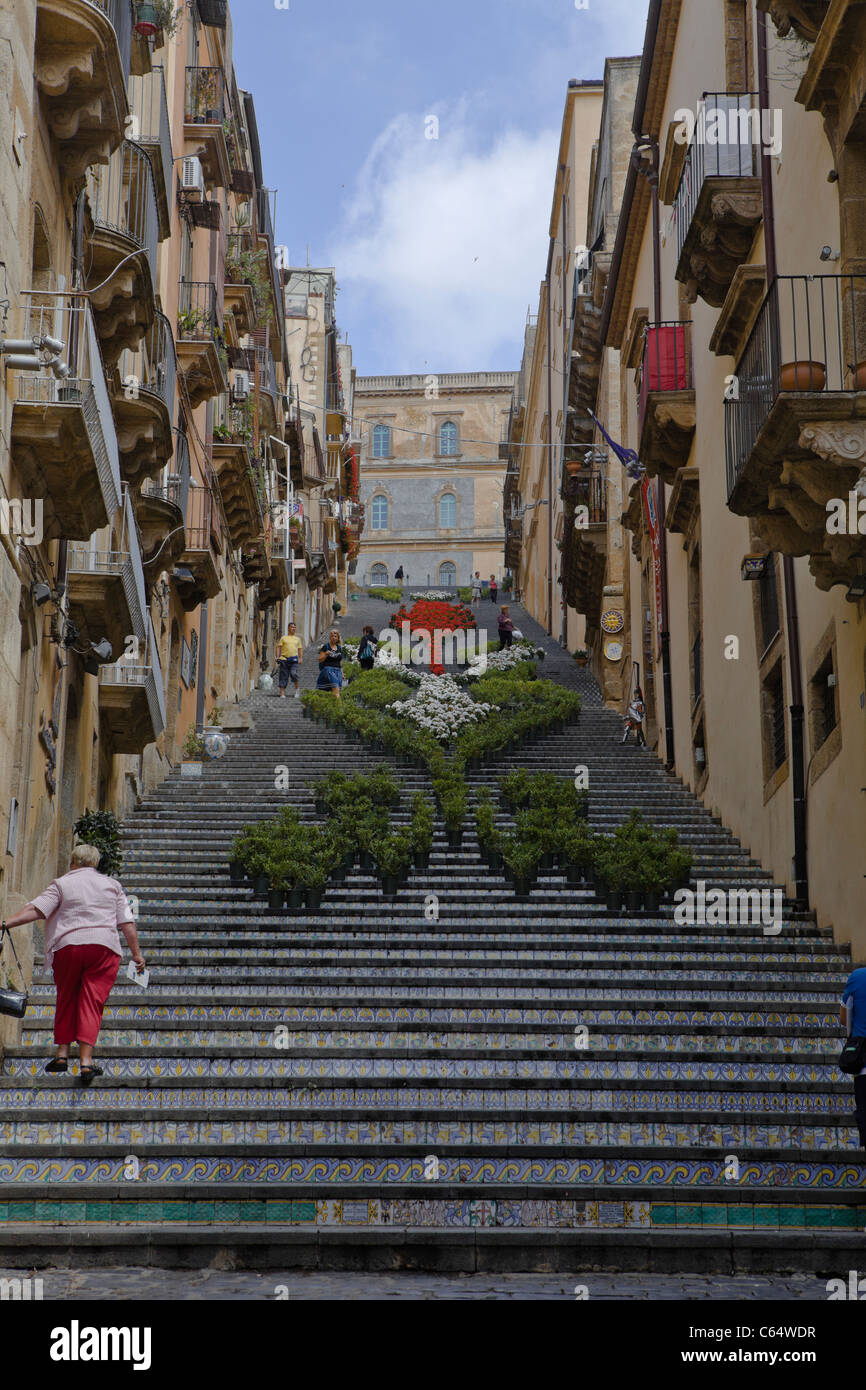 Scale con ceramica di Caltagirone, Sicilia, costa mediterranea, Italia, Europa, UE Foto Stock