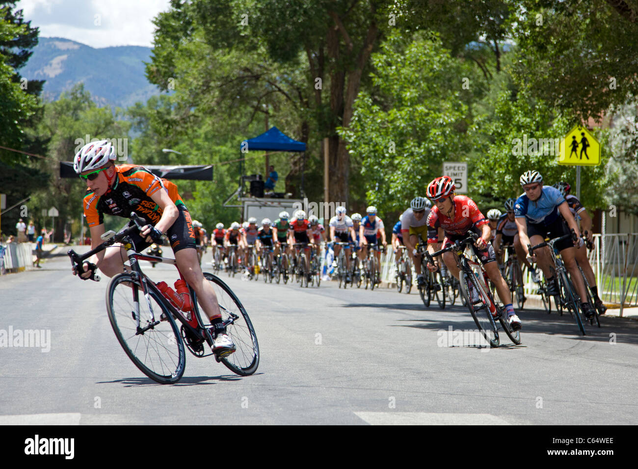 Ciclisti professionisti in gara il criterium caso attraverso la piccola cittadina di salida, Colorado, nel 7° Salida Classic Bike Race Foto Stock