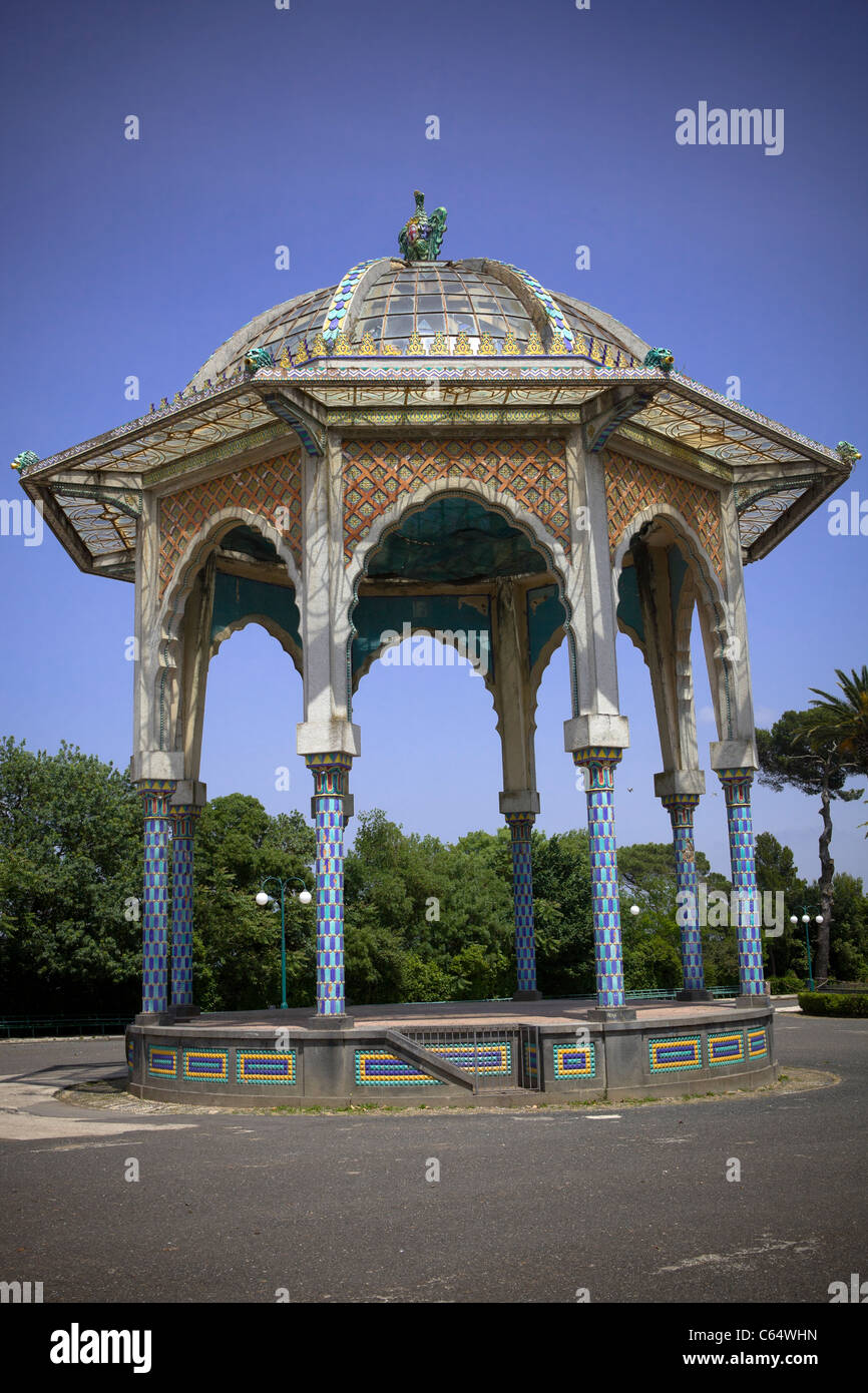 Antico chiosco nel parco di Caltagirone, Sicilia, costa mediterranea, Italia, Europa, UE Foto Stock