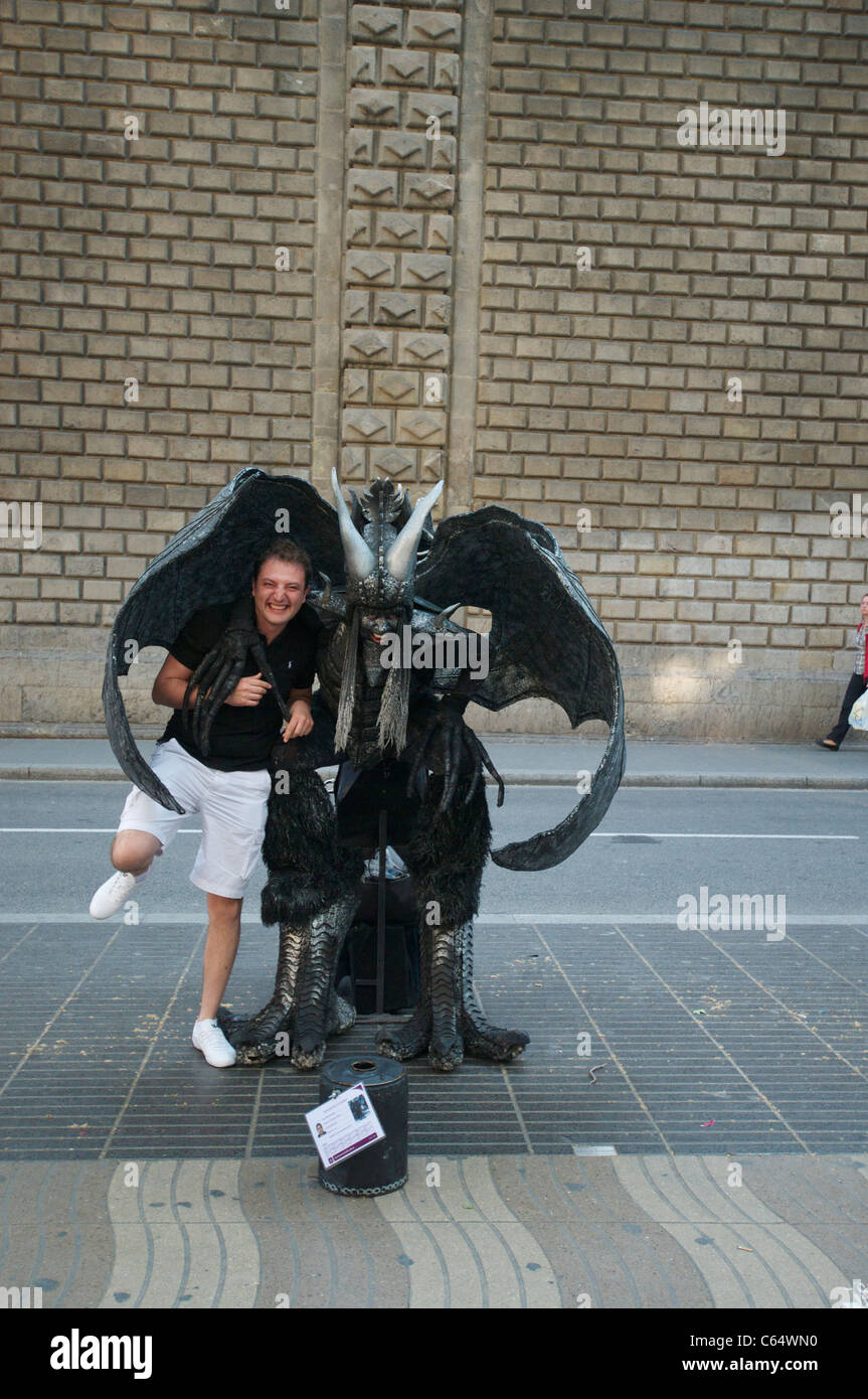 Street performer su Las Ramblas di Barcellona Foto Stock