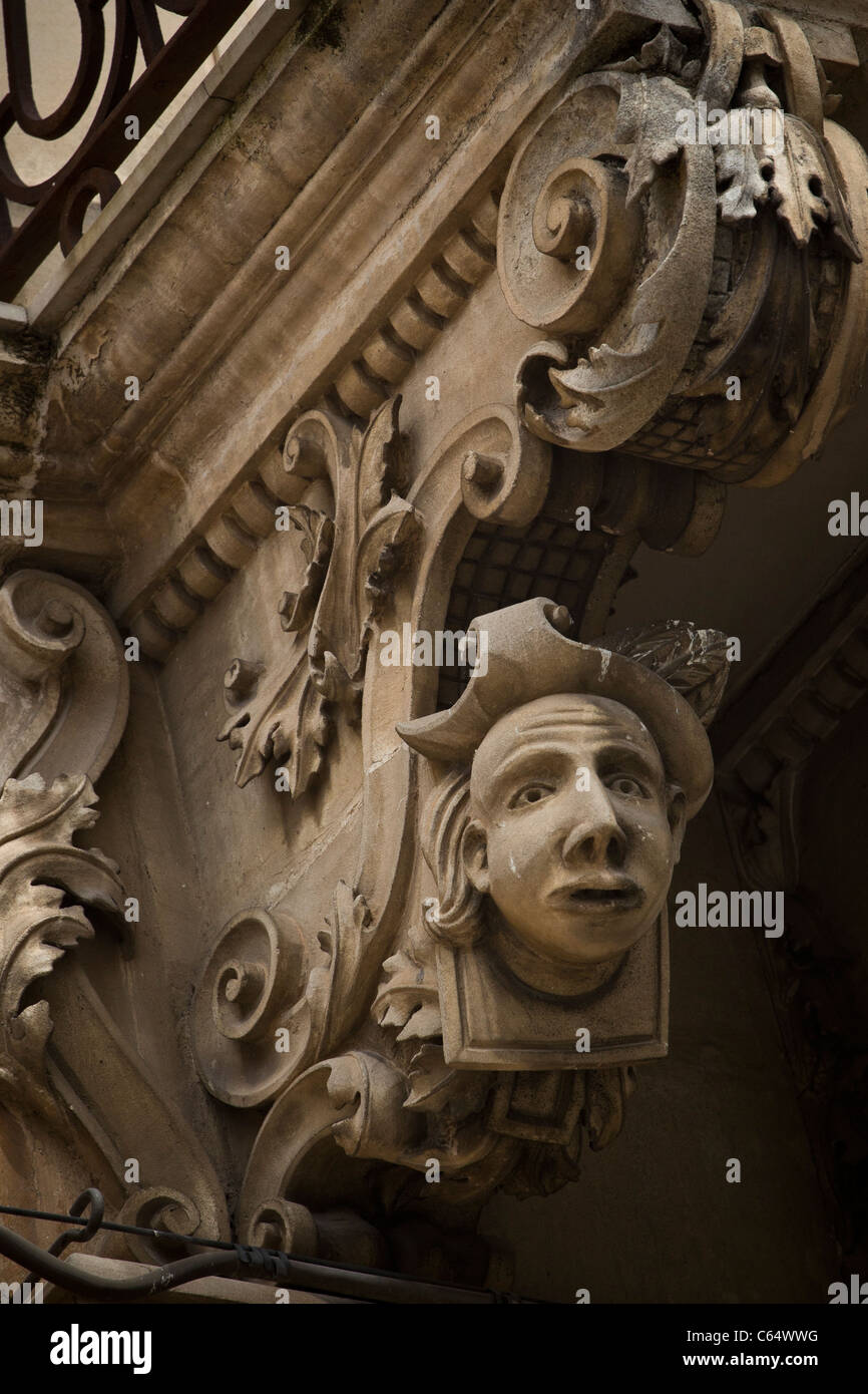 Dettagli di un balcone barocco - ornamenti e sculture in un villaggio siciliano, costa mediterranea, Italia, Europa Foto Stock