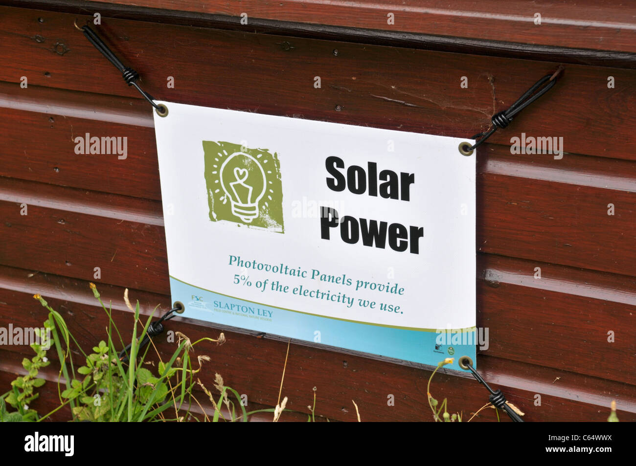 Energia solare segno. Slapton Ley campo Centro Studi, Slapton, Devon. Foto Stock