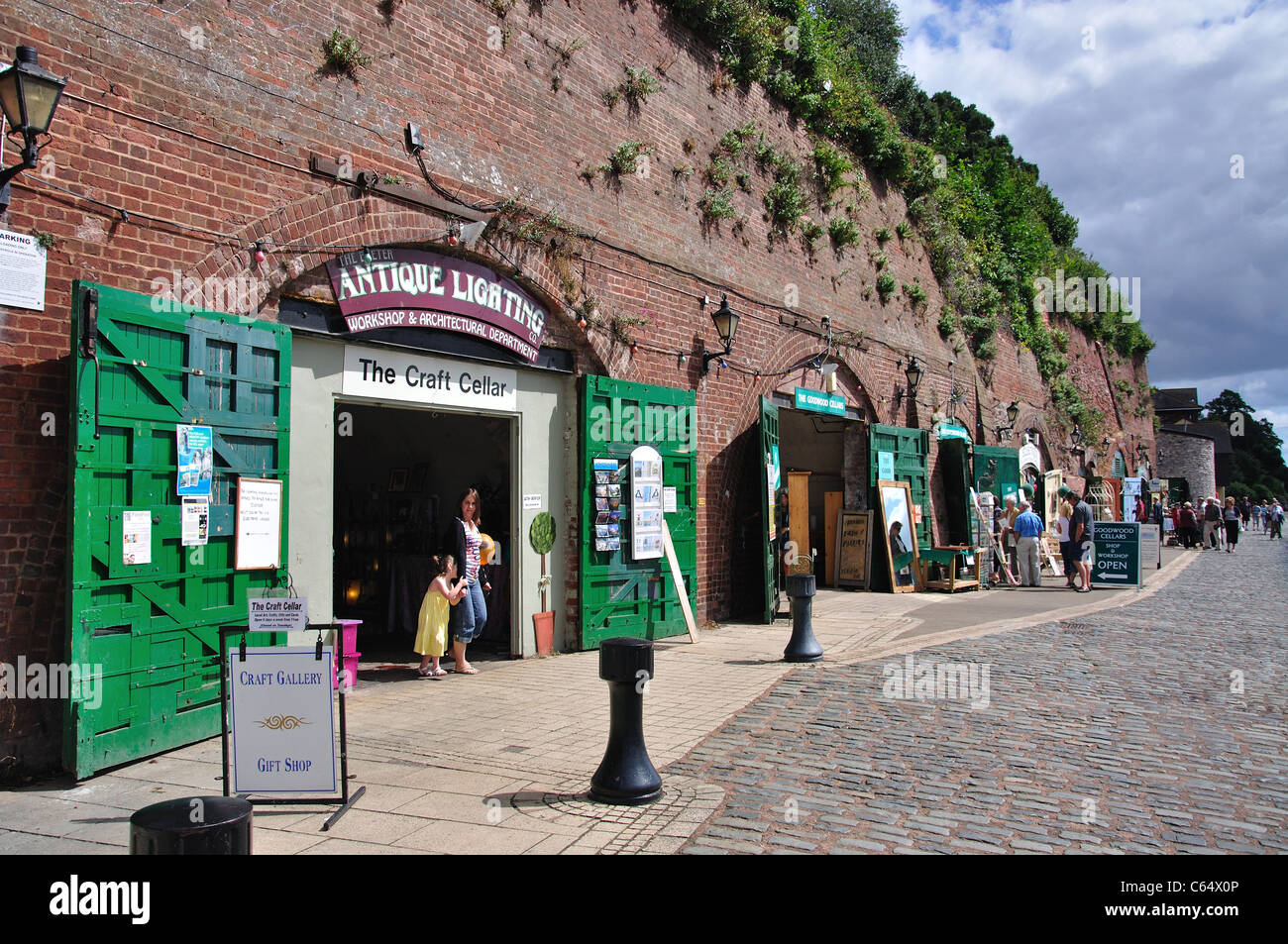 Negozi di antiquariato sotto gli archi, Exeter Historic Quayside, Exeter Devon, Inghilterra, Regno Unito Foto Stock