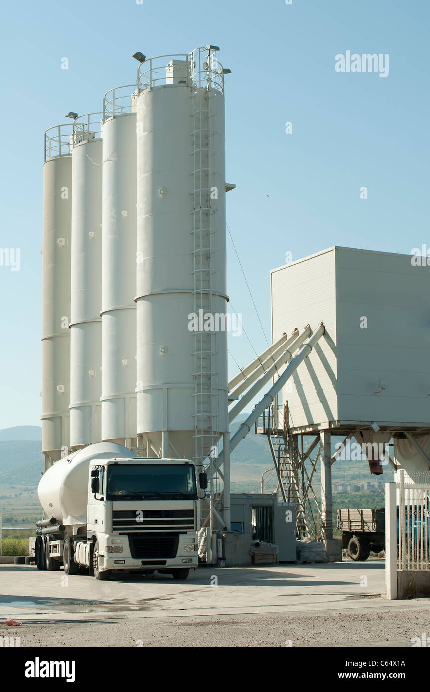 Fabbrica di cemento bianco e il caricamento dei camion il cemento Foto Stock