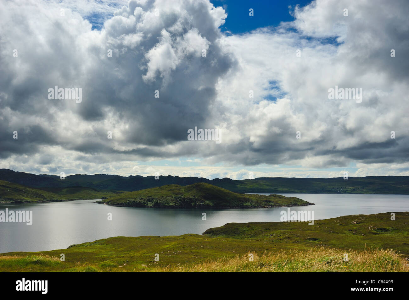 Loch pecora, con l'isola di pecora, Wester Ross, Scozia Foto Stock