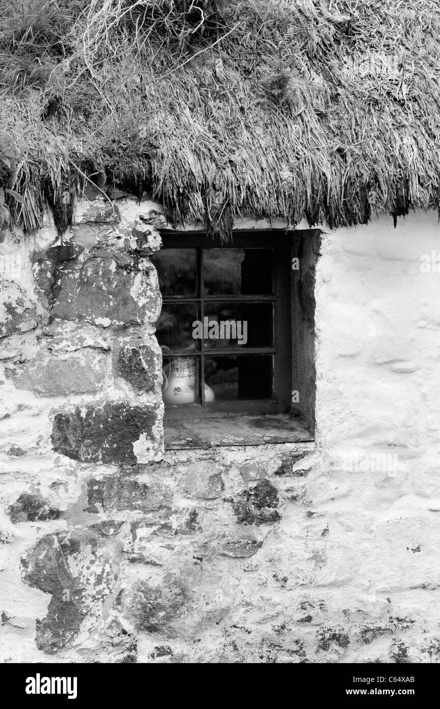 Mono vista di una finestra ad anta su un Scottish crofters cottage Foto Stock