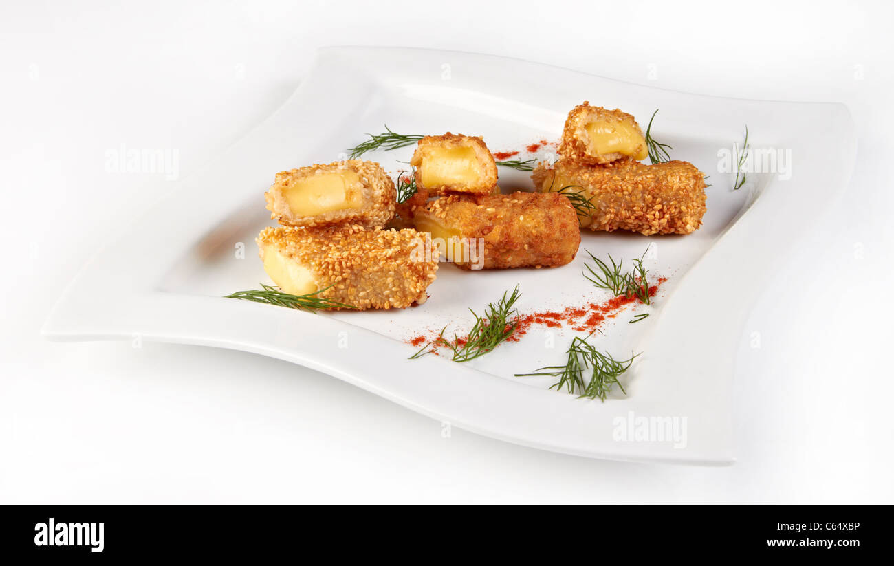 Bastoncini di formaggio fritto con sesamo e decorate con aneto Foto Stock