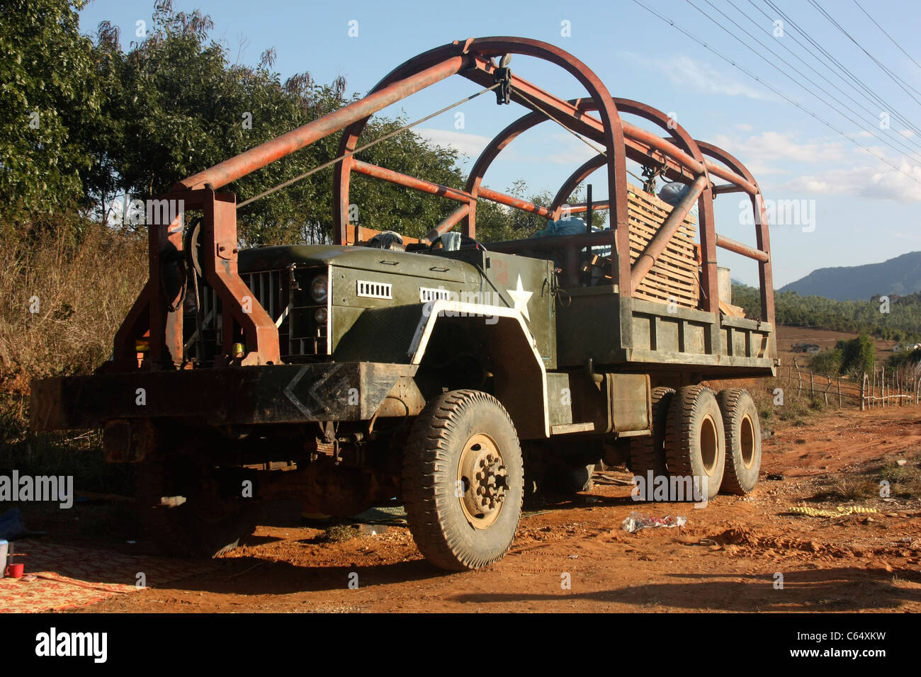 Il veterano della US Army 6x4 carrello abbandonato durante il Laos guerra segreta negli anni settanta ora usato da laotiano comunità di viaggio Foto Stock