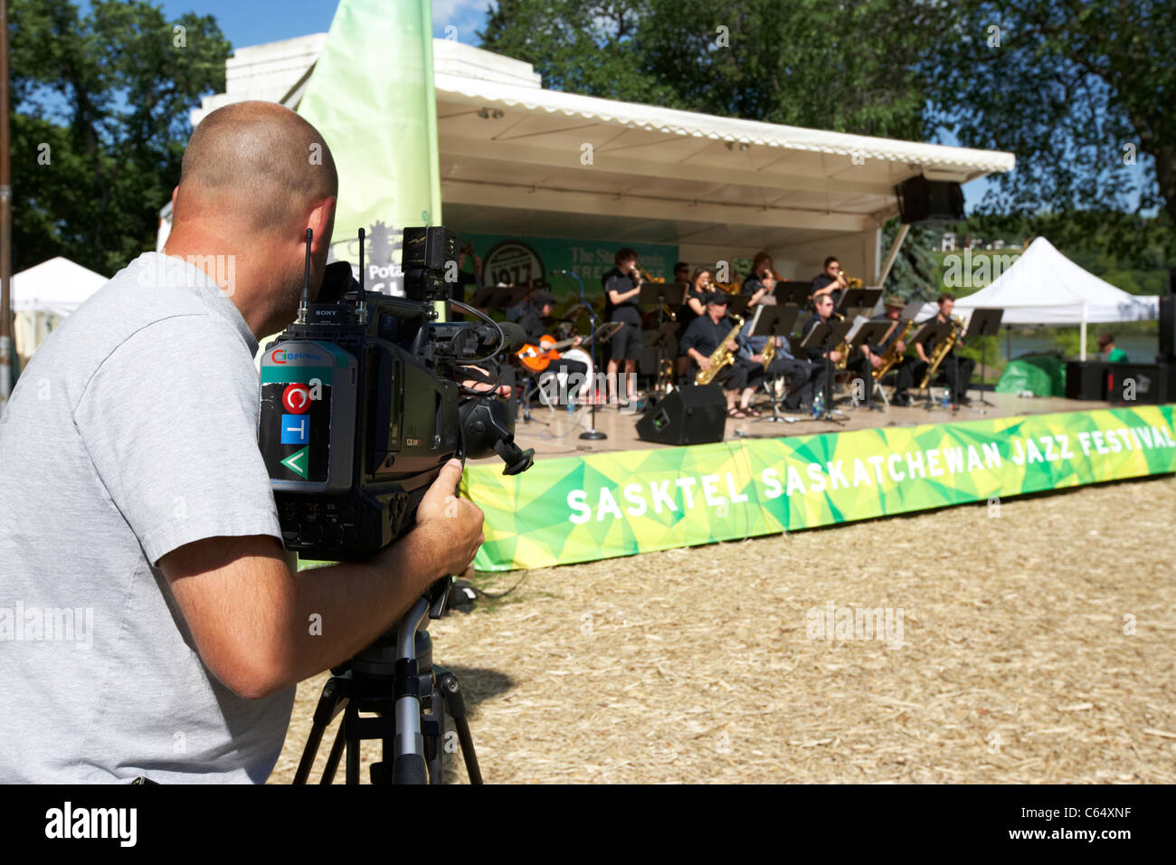 Local ctv cameraman tv catturare una banda di scena a sasktel Saskatoon jazz festival Saskatchewan Canada Foto Stock