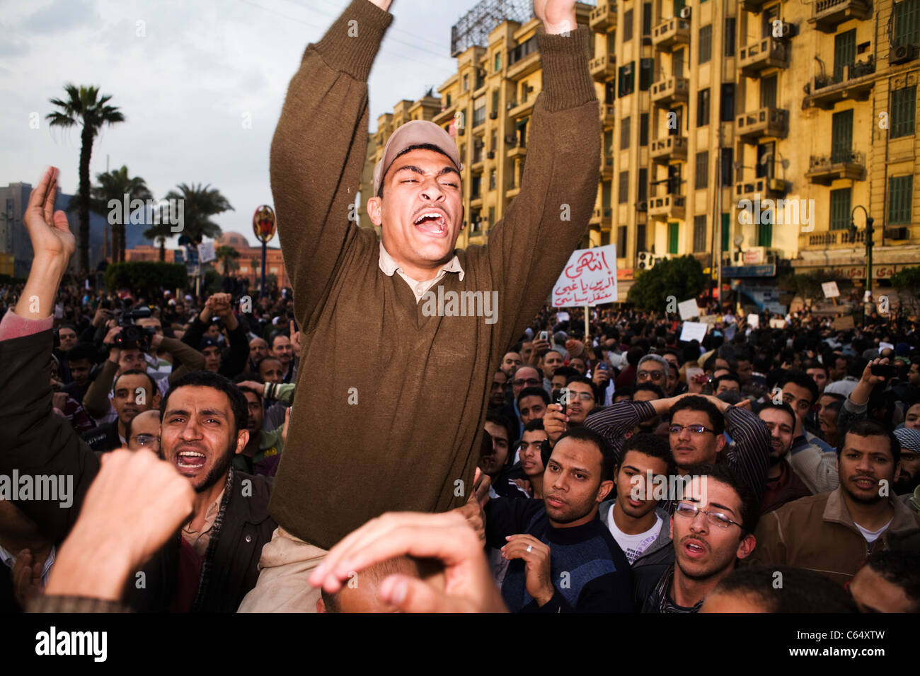 Un soldato egiziano che esorta la folla durante il governo anti-occupazione di Piazza Tahrir nel centro cittadino del Cairo a gennaio 30, 2011 Foto Stock