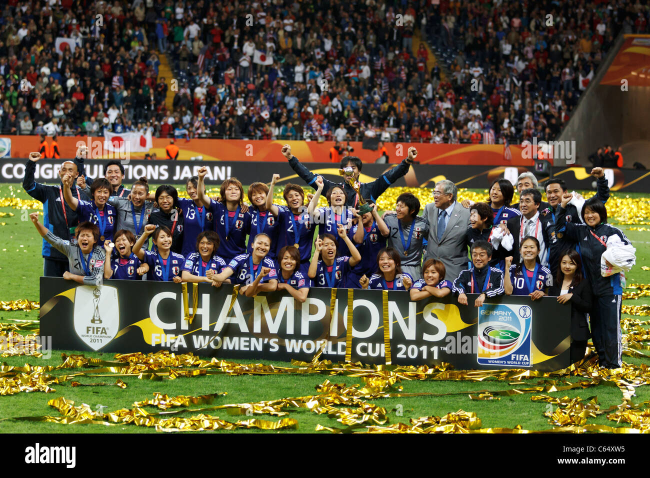 I giocatori giapponesi festeggiano dopo aver sconfitto gli Stati Uniti nella finale della Coppa del mondo femminile FIFA il 17 luglio 2011 allo stadio della Coppa del mondo femminile FIFA di Francoforte, Germania. Solo per uso editoriale. Nessun push all'utilizzo del dispositivo mobile. Uso commerciale vietato. (Fotografia di Jonathan Paul Larsen / Diadem Images) Foto Stock