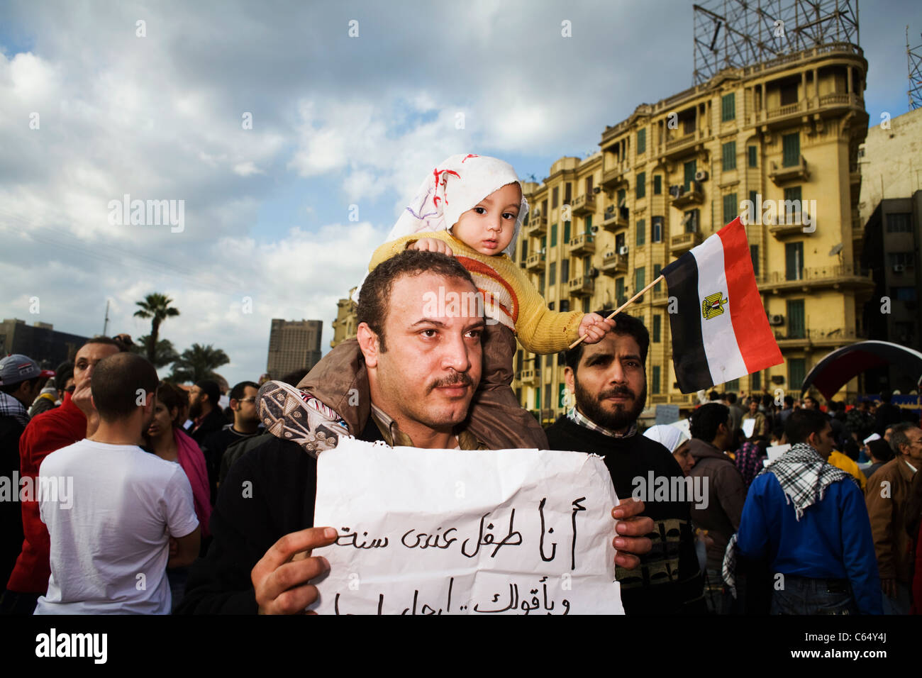 Un uomo in posa per una foto tenendo un cartello durante il governo anti-occupazione di Piazza Tahrir nel centro cittadino del Cairo a gennaio 31, 2011 Foto Stock