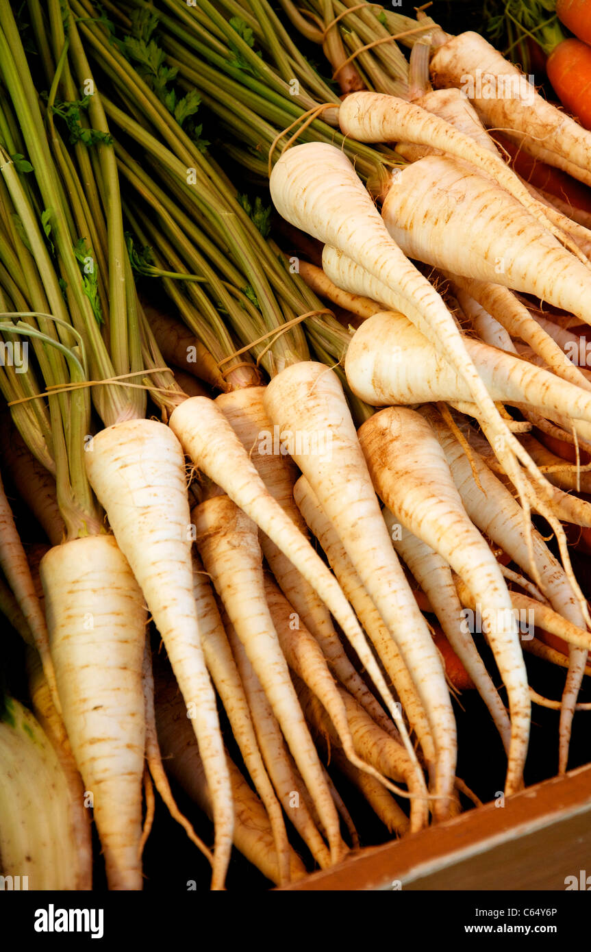 Prezzemolo radice su un mercato Foto Stock