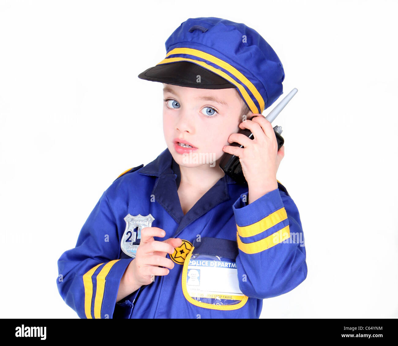 Giovane ragazzo in costume di polizia con radio a mano Foto Stock