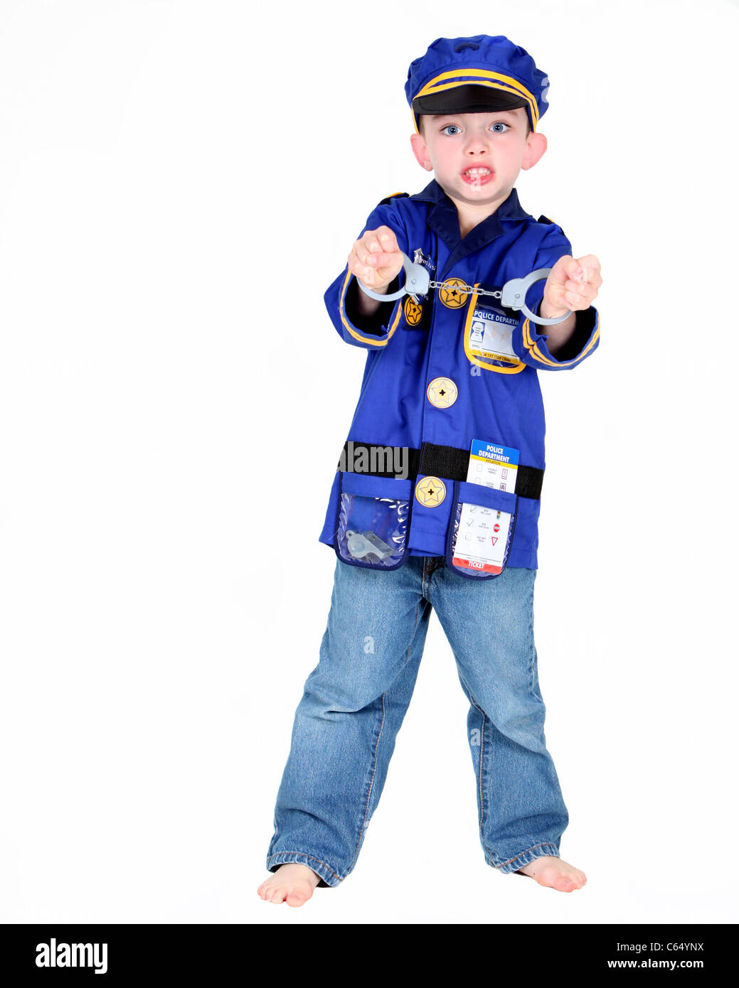 Giovane ragazzo in costume di polizia con le manette su sfondo bianco Foto Stock