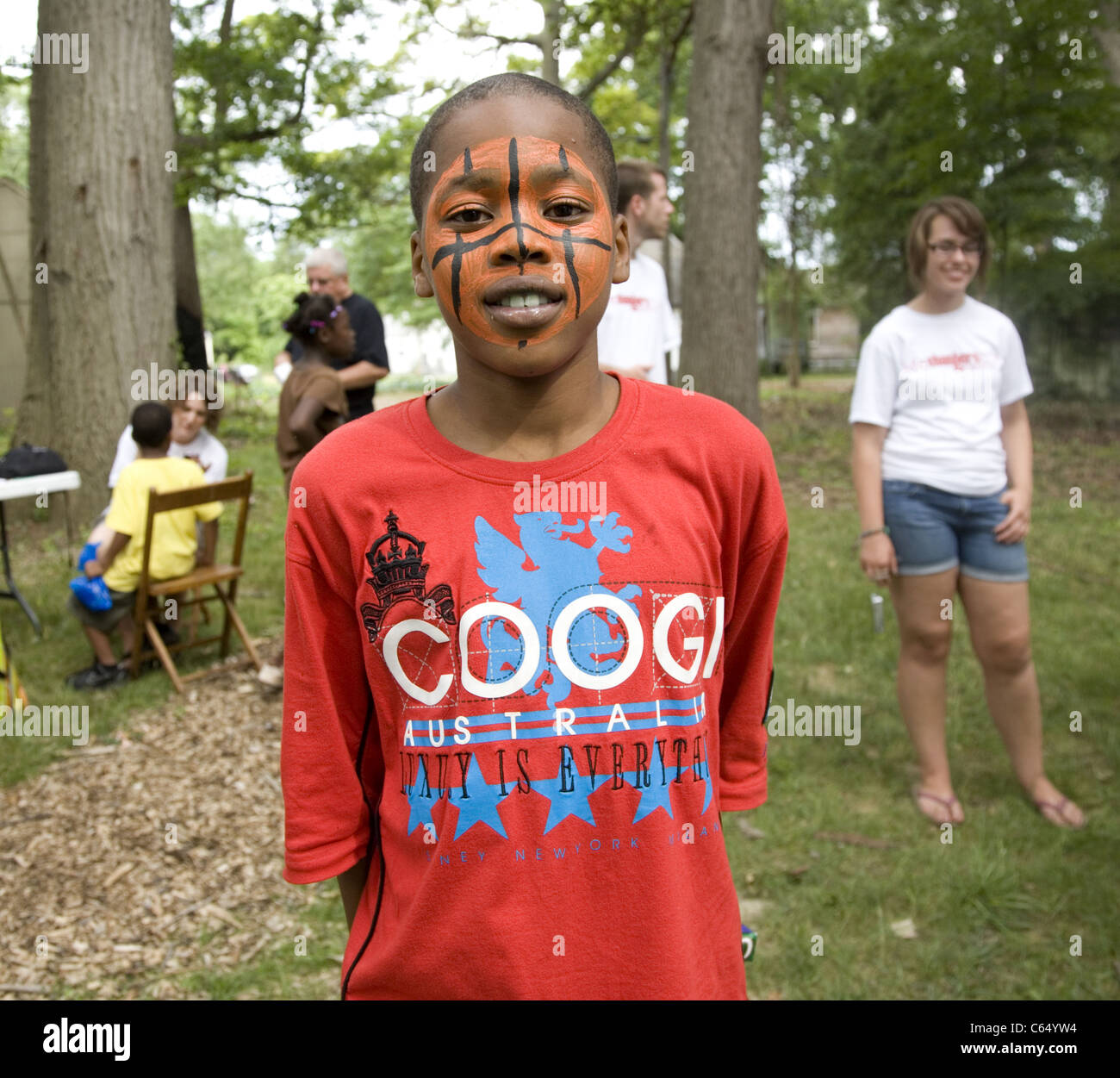 Ragazzo con faccia dipinta, comunità picnic, quartiere Brightmoor, Detroit, MI. Foto Stock