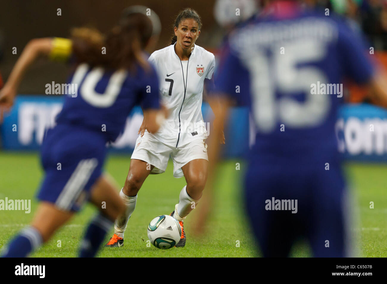 Shannon Boxx degli Stati Uniti sembra per lo spazio contro il Giappone durante il FIFA Coppa del Mondo Donne finale di luglio 17, 2011. Foto Stock
