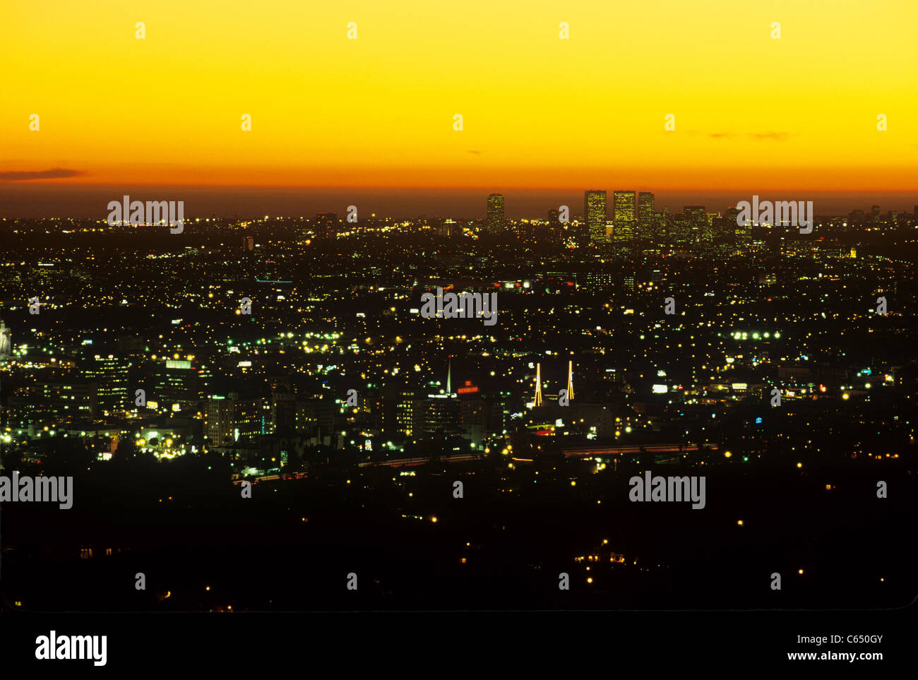 Los Angeles di notte con Hollywood in primo piano. Foto Stock