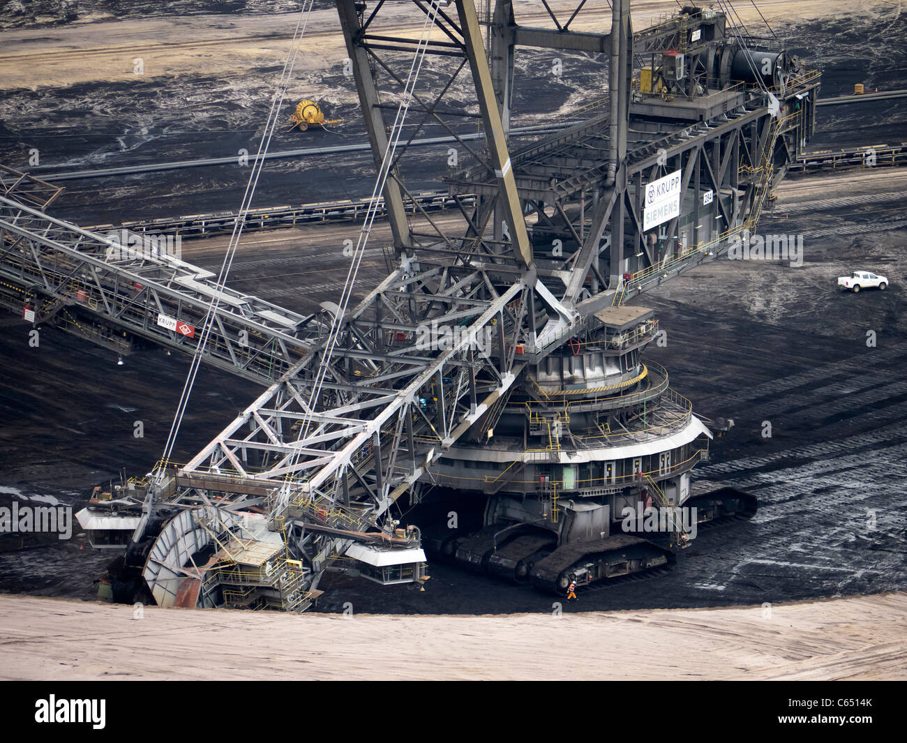 Grandi macchine di scavo lavora a Garzweiler aprire cast miniera di carbone in Germania Foto Stock