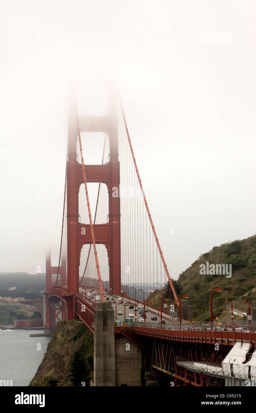 La nebbia che copre una delle torri del Golden Gate Bridge di San Francisco, California Foto Stock