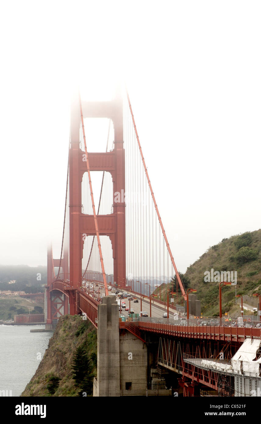 La nebbia che copre una delle torri del Golden Gate Bridge di San Francisco, California Foto Stock