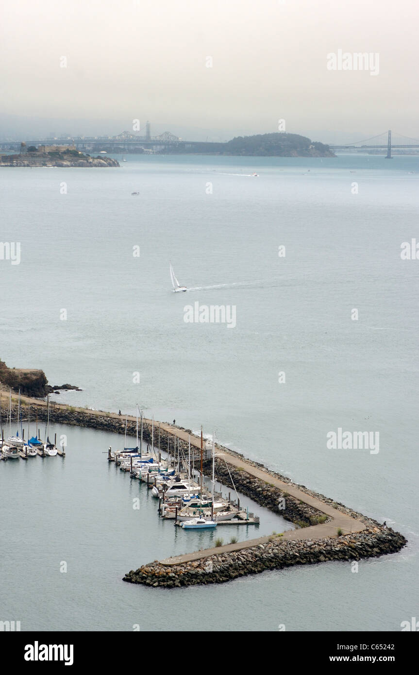 Marina nella baia a ferro di cavallo nella Baia di San Francisco, con il ponte della baia in background Foto Stock