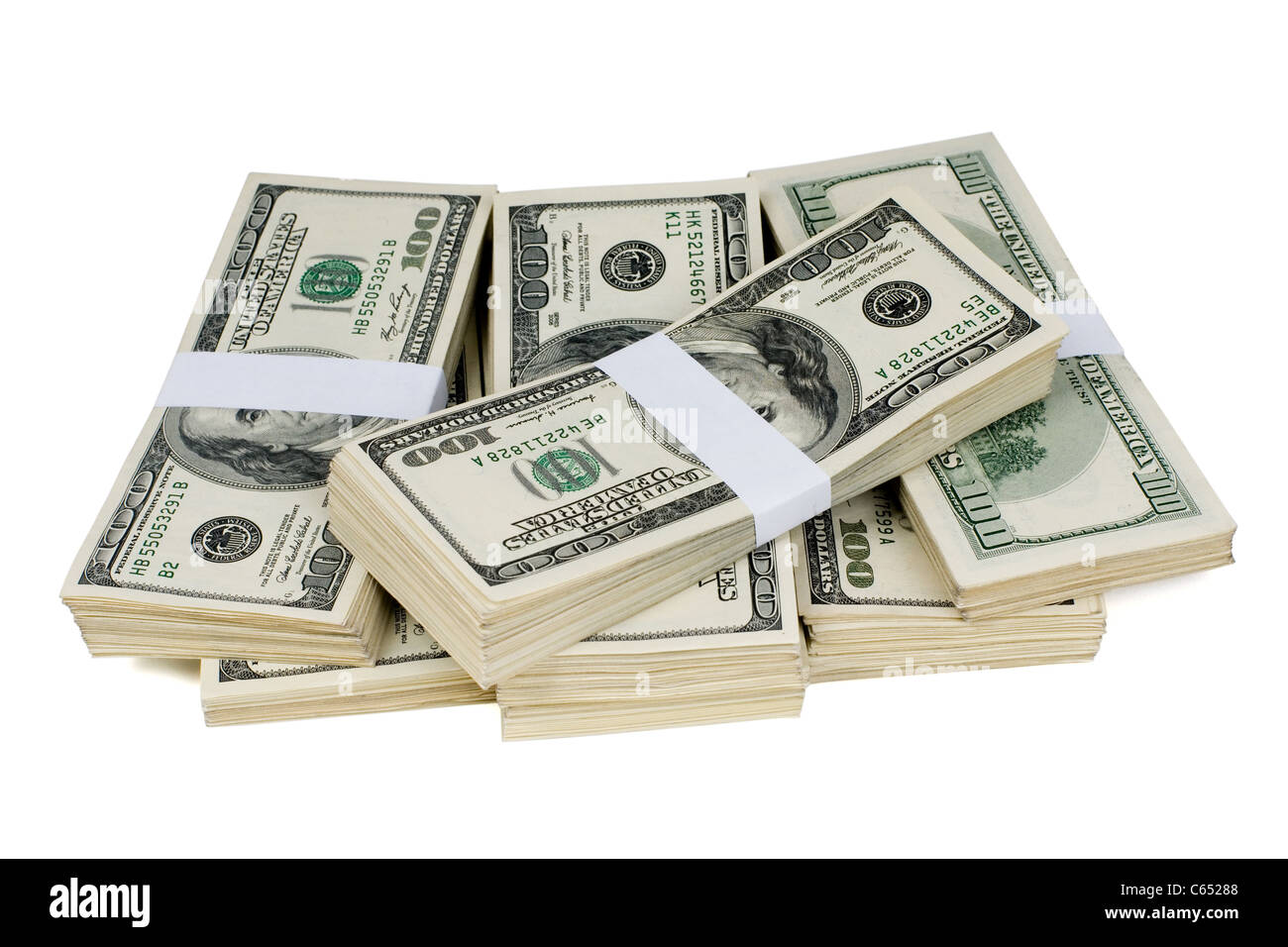 Enorme pila di denaro prop. Fornite in bundle con 10.000 dollari Dollaro pile. Isolato su nero. Foto Stock