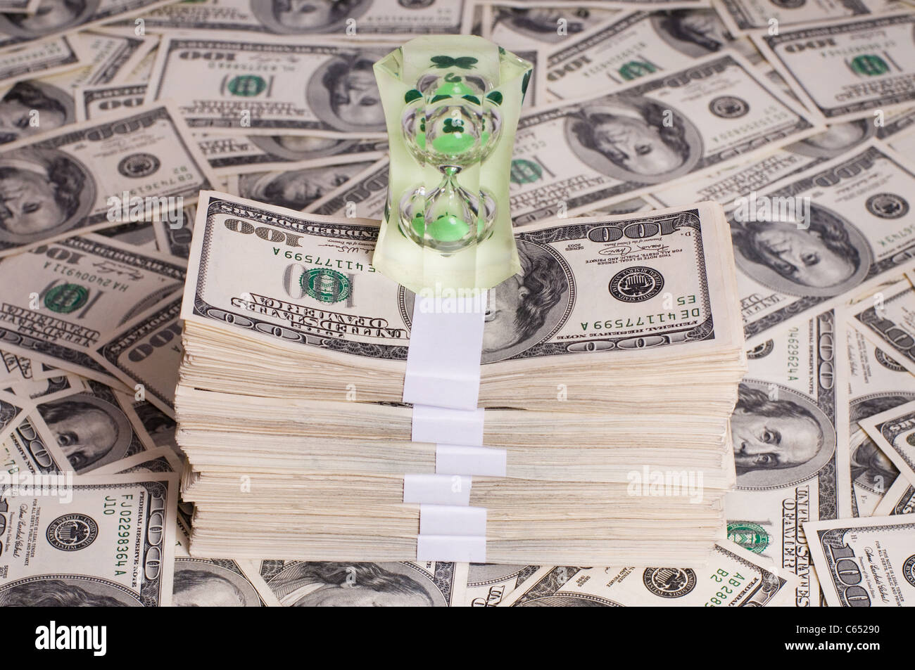 " Il tempo è denaro" con dollar note e Clessidra Foto Stock