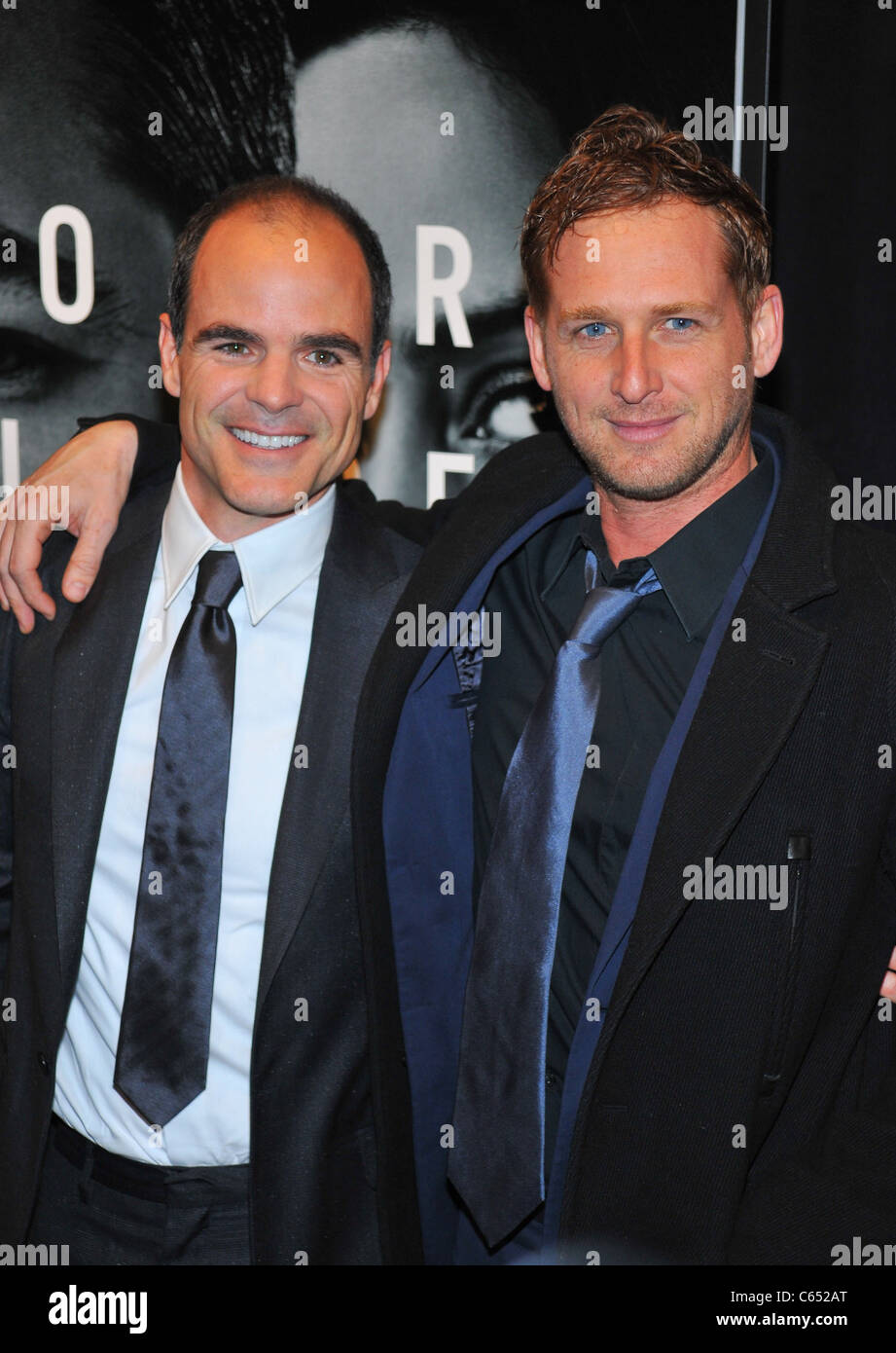 Michael Kelly, Josh Lucas presso gli arrivi per la regolazione BUREAU Premiere, il Teatro Ziegfeld, New York, NY Febbraio 14, 2011. Foto Stock