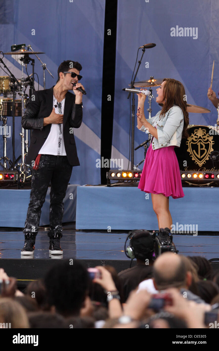 Joe Jonas, (I Jonas Brothers), Demi Lovato sul palco per Good Morning America GMA Serie di concerto con i Jonas Brothers, Rumsey Commemorazione nel Central Park di New York, NY Agosto 13, 2010. Foto di: Rob Kim/Everett Collection Foto Stock