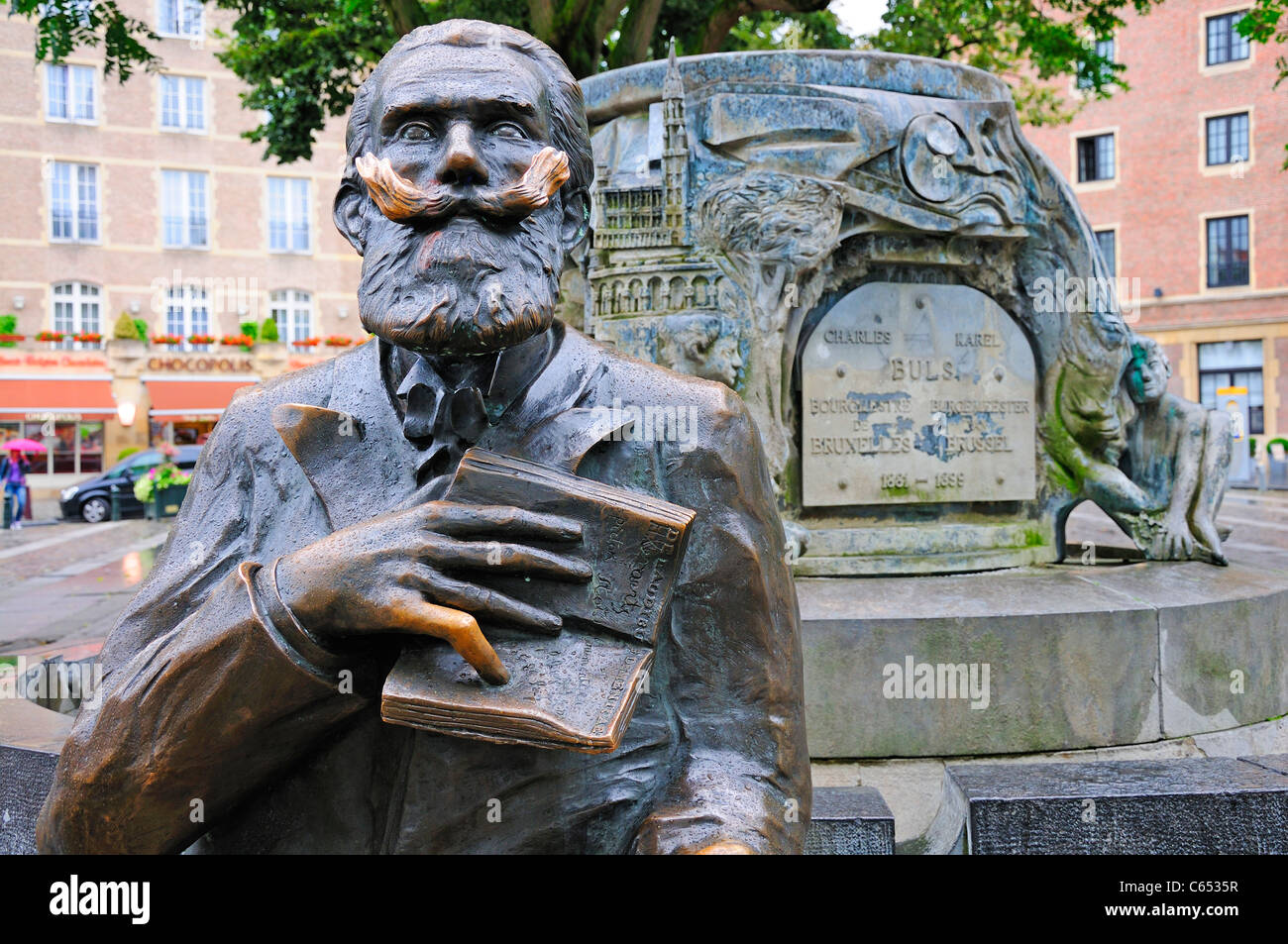 Bruxelles, Belgio. Il monumento in bronzo a Charles Buls / Karel Buls (1837-1914; uomo politico belga / sindaco) in Marche aux Herbes Foto Stock