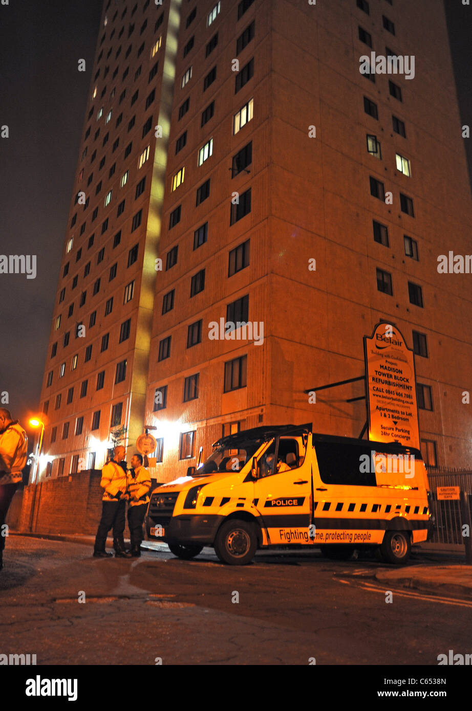 Anti-sommossa di squadre di polizia distribuito in Salford sobborgo di Manchester in scia del 2011 tumulti. Foto Stock