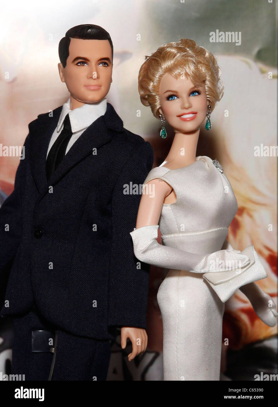 Mattel Rock Hudson e Doris Day 'Pillow Talk' Barbie e Ken Doll Giftset all'interno per il 2011 American International Toy Fair, il Javits Center di New York, NY Febbraio 14, 2011. Foto di: Michael Williams/Everett Collection Foto Stock