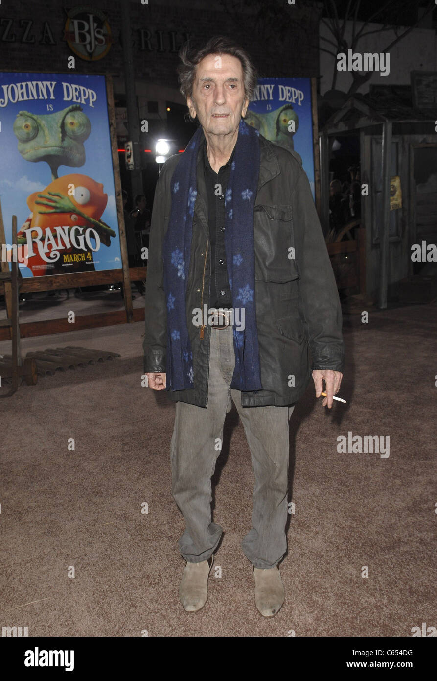 Harry Dean Stanton presso gli arrivi per rango Premiere, Village Theatre di Westwood, Los Angeles, CA, il 14 febbraio 2011. Foto di: Elizabeth Goodenough/Everett Collection Foto Stock