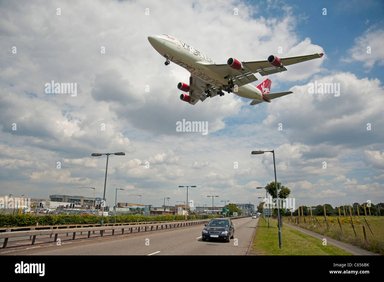 Virgin Atlantic Airways Boeing 747-4Q8 su Londra autostrada. SCO 7584 Foto Stock