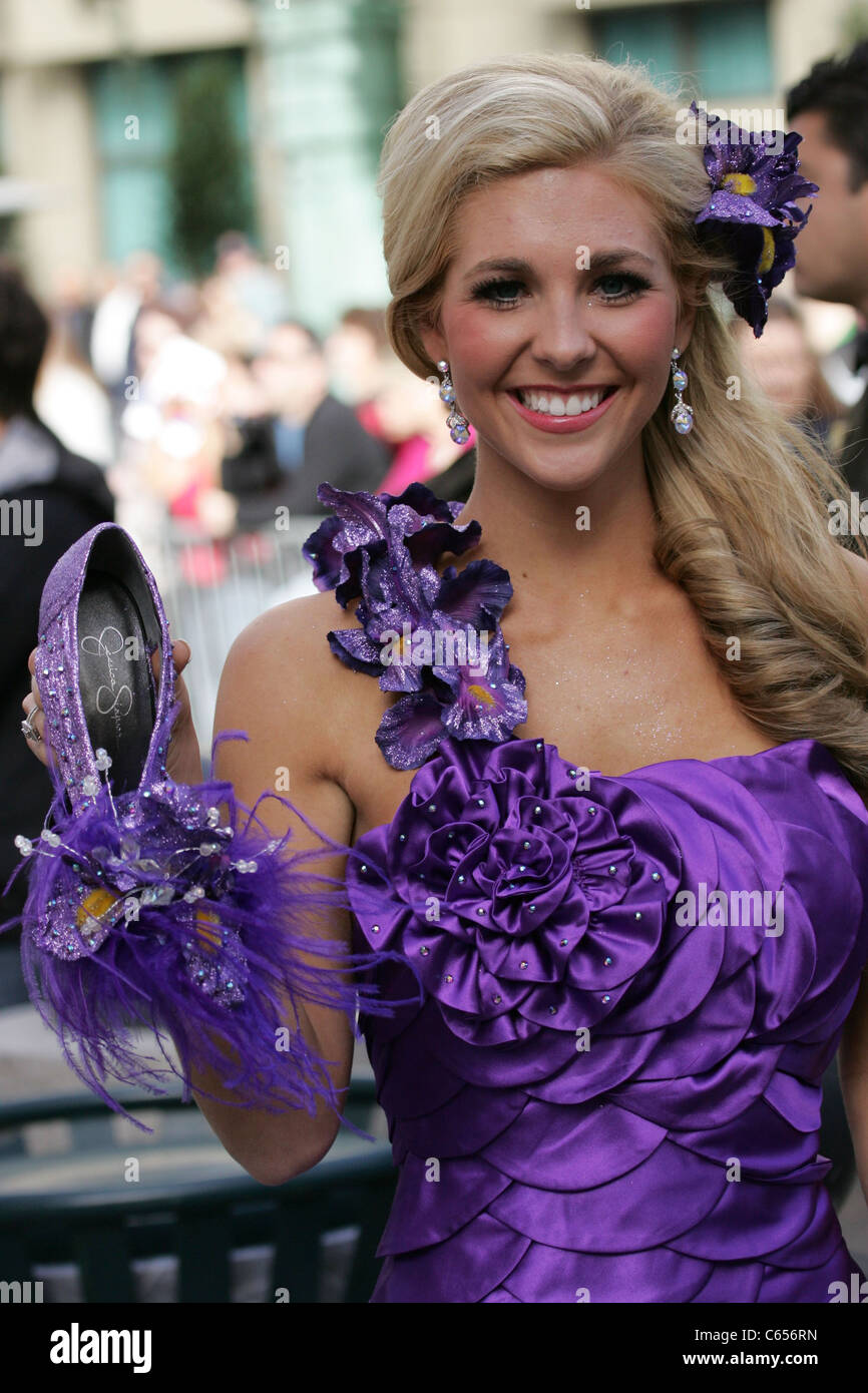 Miss Tennessee, Nicole Giordano di una apparizione pubblica per la Miss America DSW ci mostrano le tue scarpe Parade, Arc de Triomphe al Paris Las Vegas, New York, NY, 14 gennaio 2011. Foto di: James Atoa/Everett Collection Foto Stock