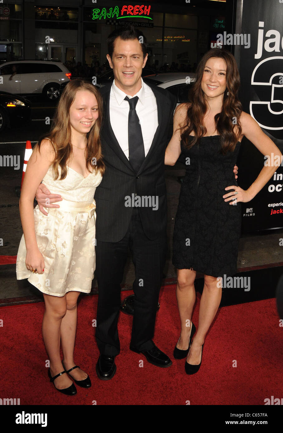 Madison Clapp, Johnny Knoxville, Naomi Nelson presso gli arrivi per Jackass 3D Premiere, Grauman's Chinese Theatre di Los Angeles, CA 13 ottobre 2010. Foto di: Dee Cercone/Everett Collection Foto Stock
