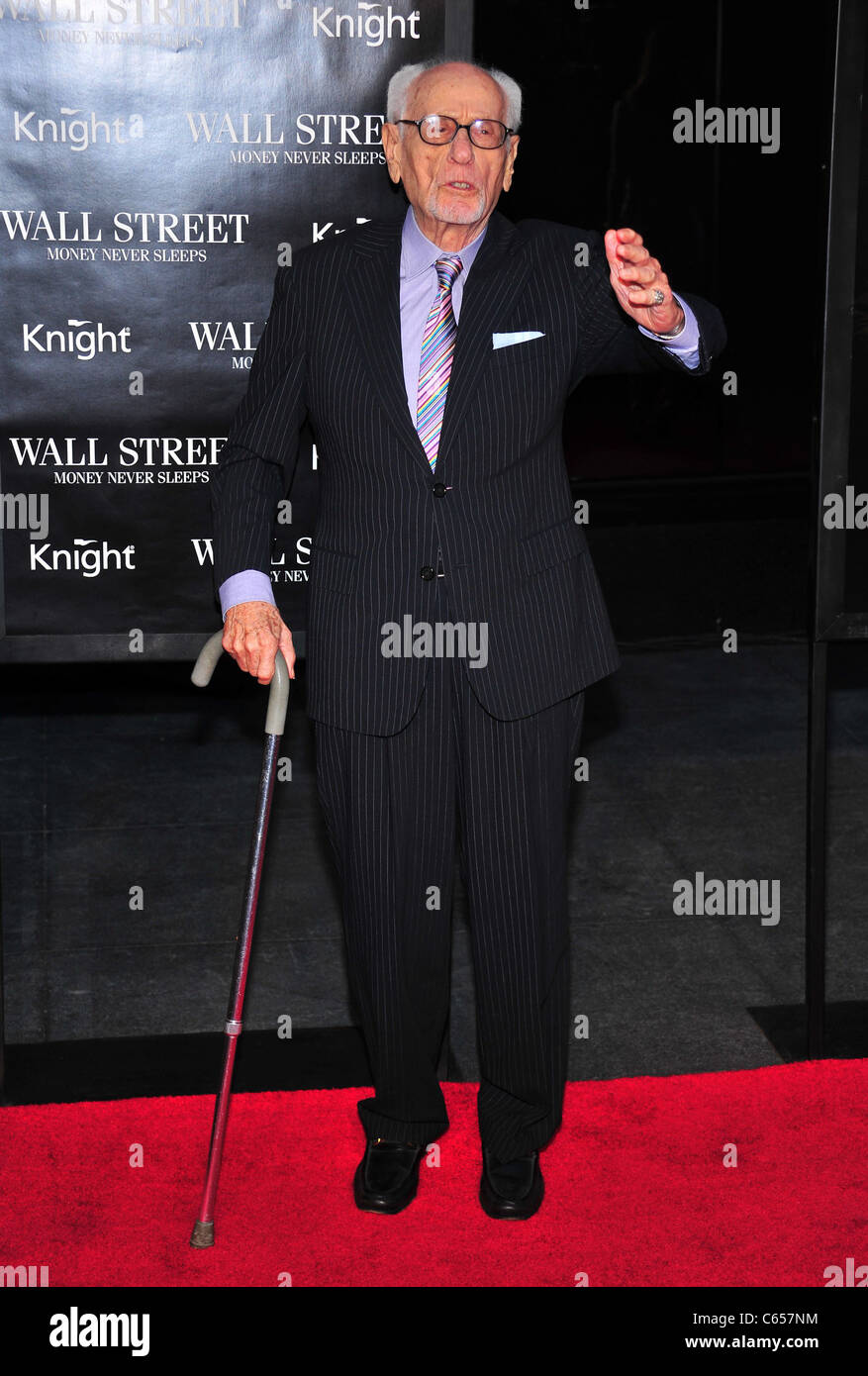 Eli Wallach presso gli arrivi per Wall Street 2: il denaro non dorme mai Premiere, il Teatro Ziegfeld, New York, NY Settembre 20, 2010. Foto di: Gregorio T. Binuya/Everett Collection Foto Stock