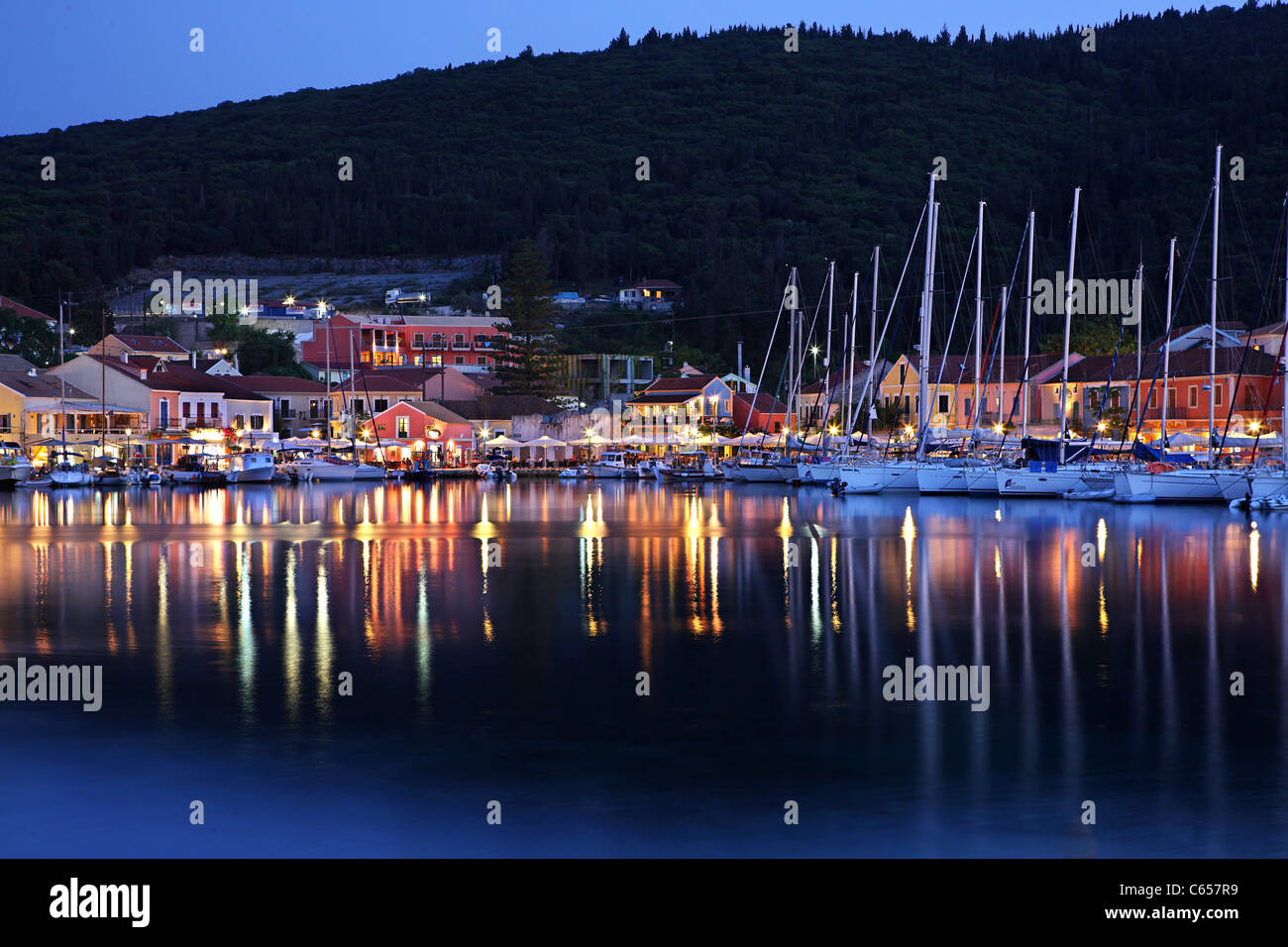 Parte del piccolo porto di Fiskardo village, preferito di ancoraggio dei capitani del Mar Ionio, l'isola di Cefalonia. Foto Stock
