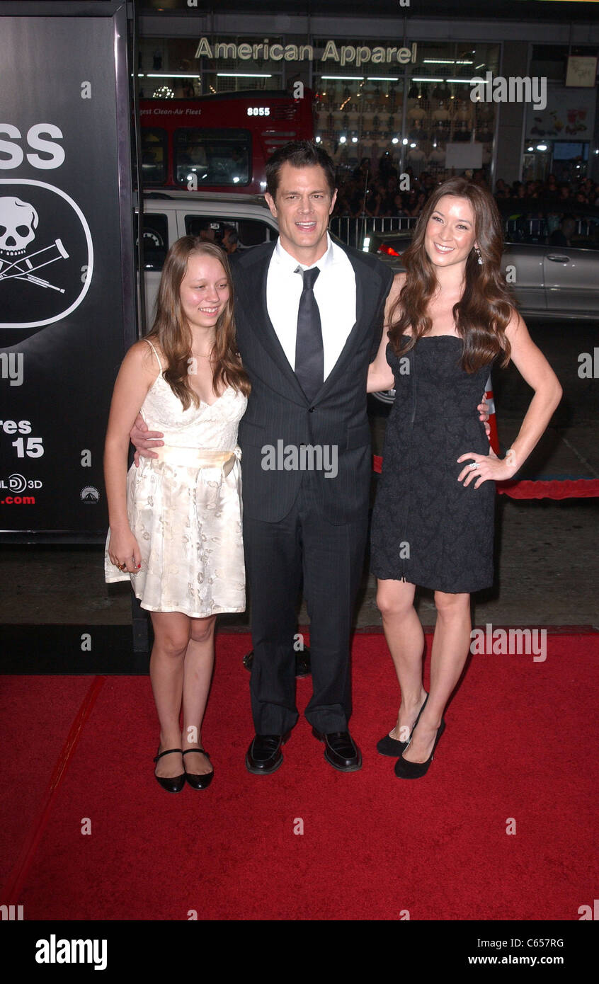 Madison Clapp, Johnny Knoxville, Naomi Nelson, presso gli arrivi per Jackass 3D Premiere, Grauman's Chinese Theatre di Los Angeles, CA 13 ottobre 2010. Foto di: Tony Gonzalez/Everett Collection Foto Stock