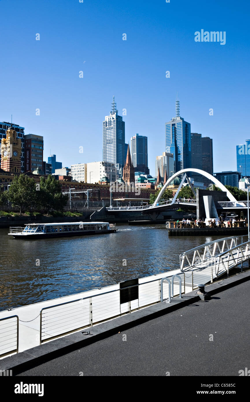 Ponte sul Fiume Yarra che mostra Collins Street grattacieli e Torre di edifici da Southbank Promenade Melbourne Australia Foto Stock