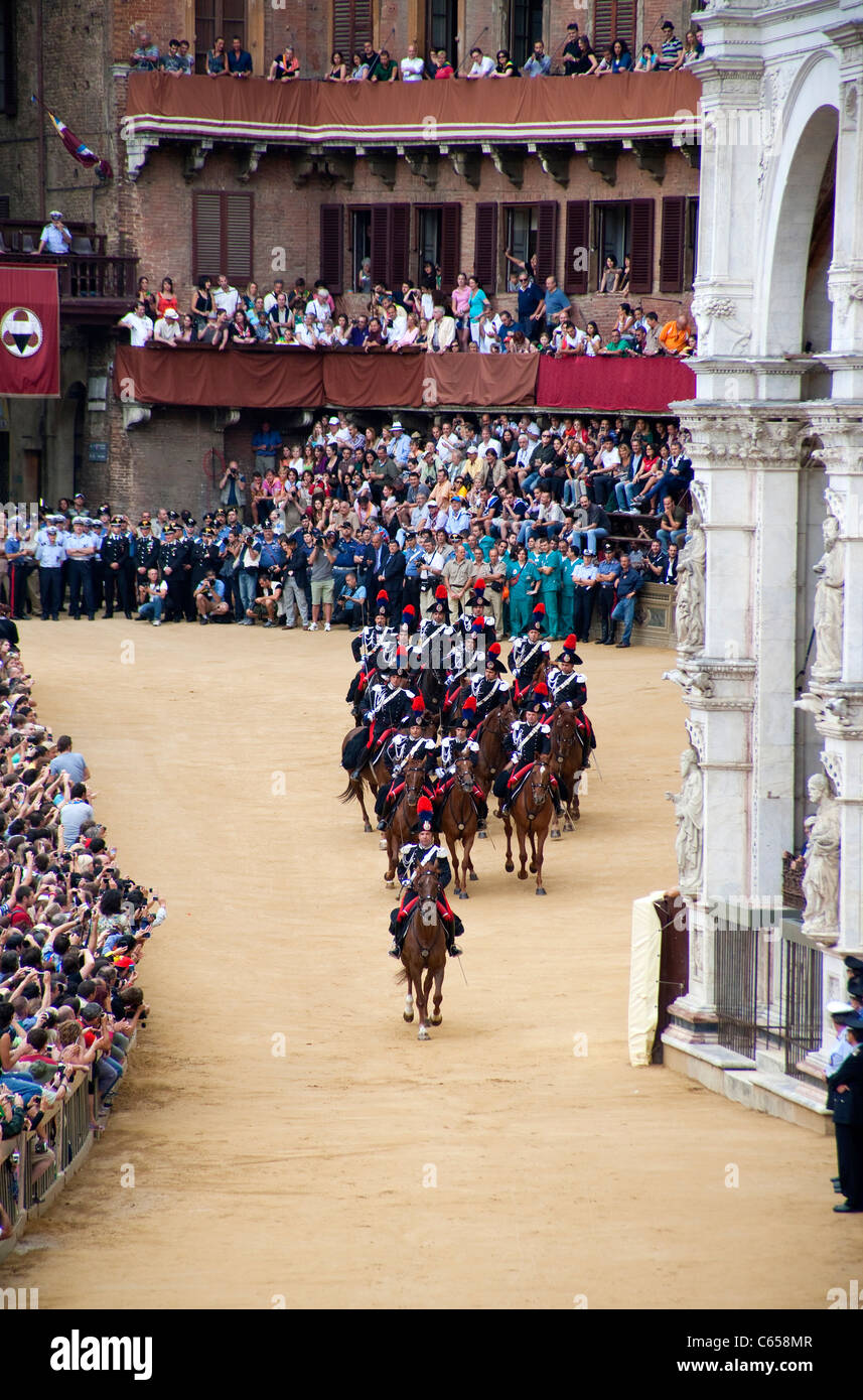 Palio di Siena 2011, 2 luglio. L'esercito italiano, Carabinieri; carica di cavalleria, Piazza del Campo Palio di Siena. Solo uso editoriale Foto Stock